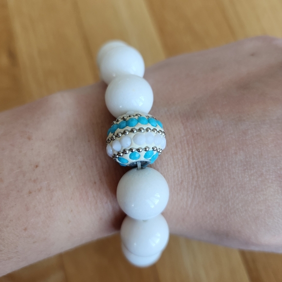 White beaded bracelet - Picture 3 of 3